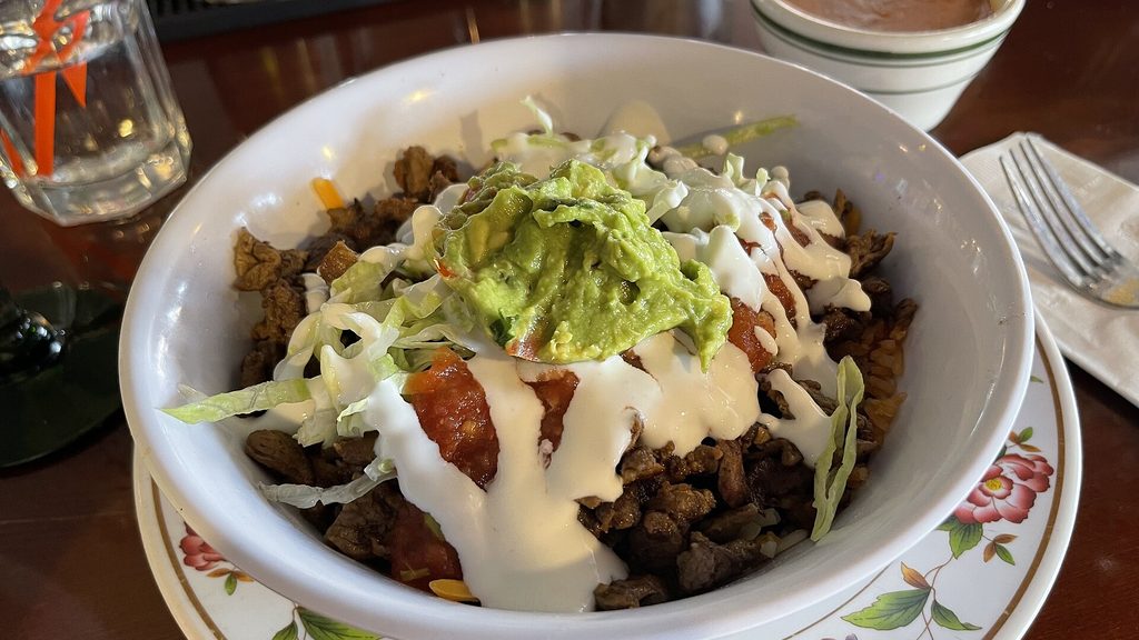 Burrito bowl met kip en guacamole