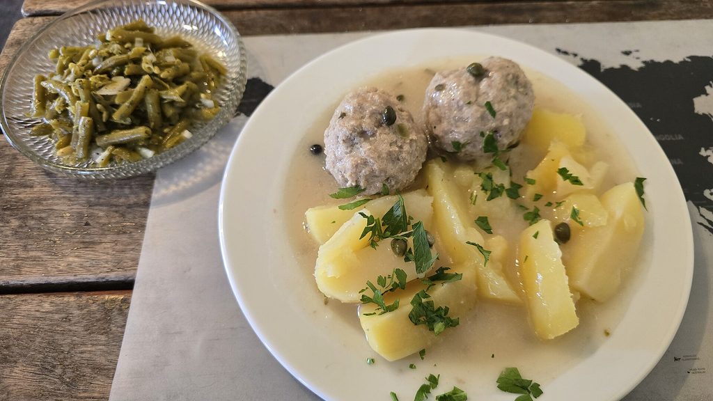 Gehaktbal met aardappelen en sperziebonen