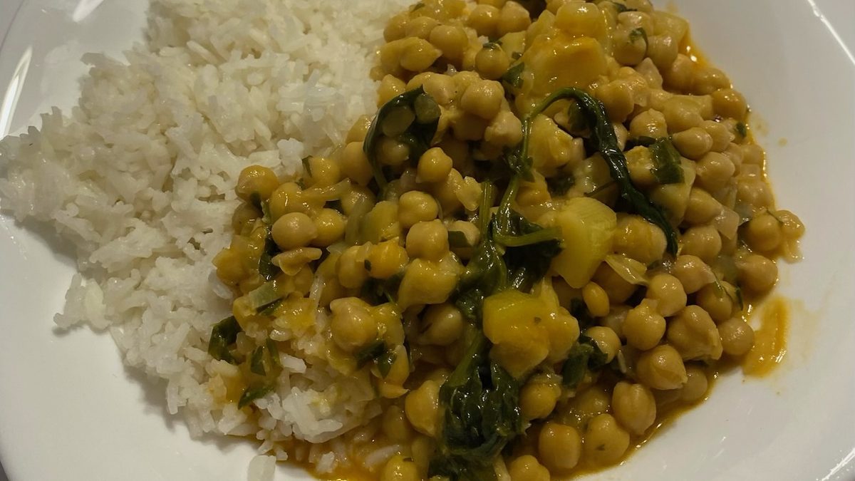 Gele curry met sugarsnaps en kikkererwten