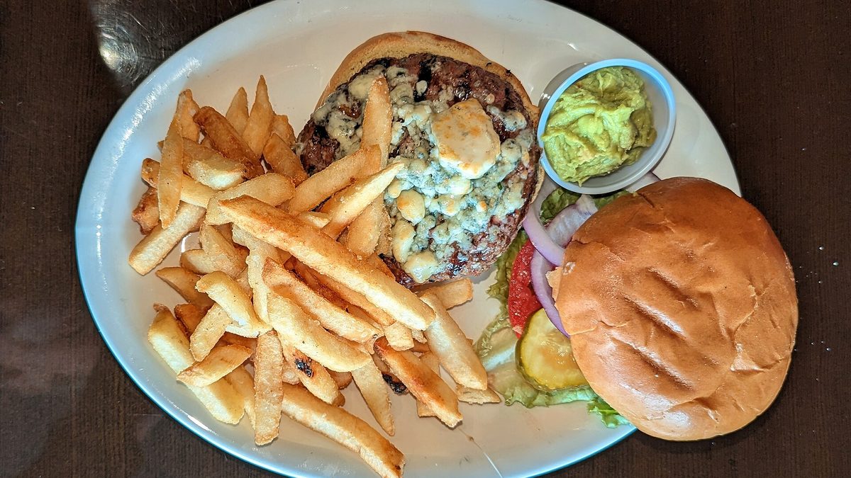 Hamburger met verse friet en pittige salade