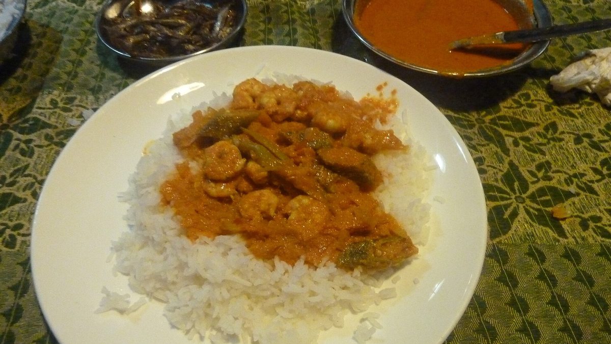 Indiase roerbakschotel met garnalen en rijst