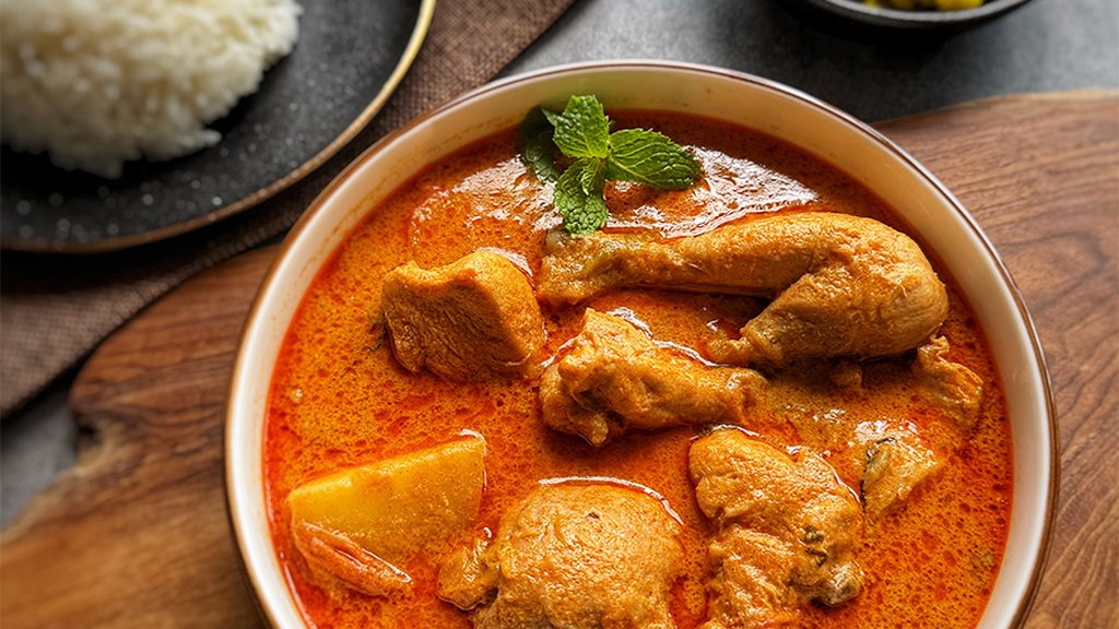 Kipcurry met appel, peultjes en rijst