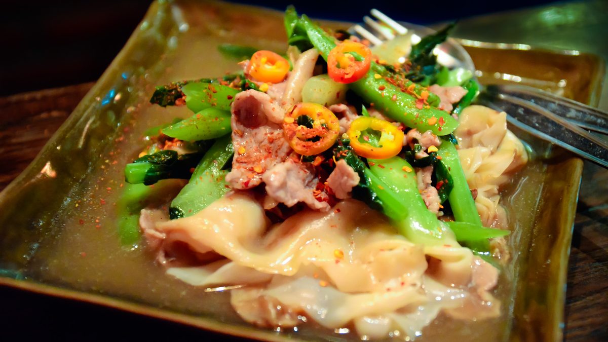 Volkoren mie met varkensvlees, broccoli en pinda's