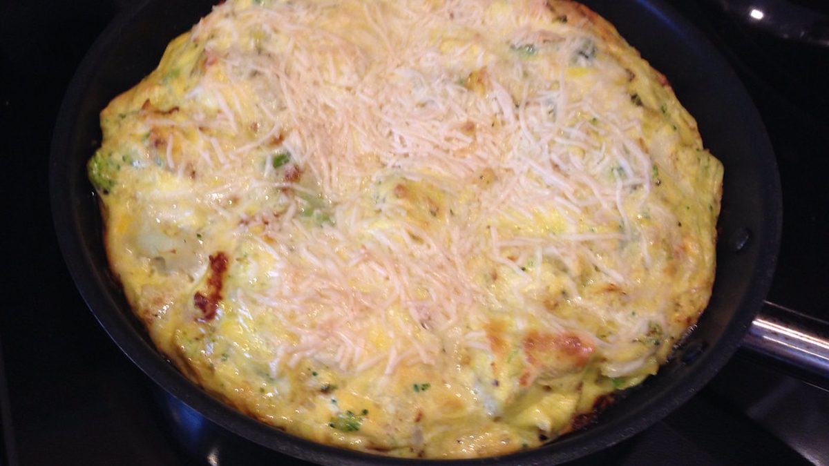 Ovenomelet met bloemkool, kaas en tomaatjes