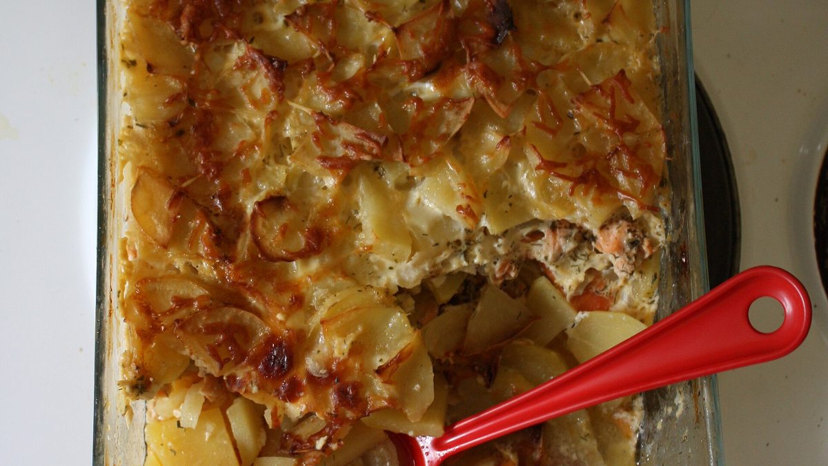 Ovenschotel met vis, snijbonen en aardappelschijfjes