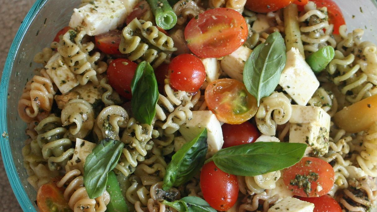 Pastasalade met pesto, kip en mozzarella