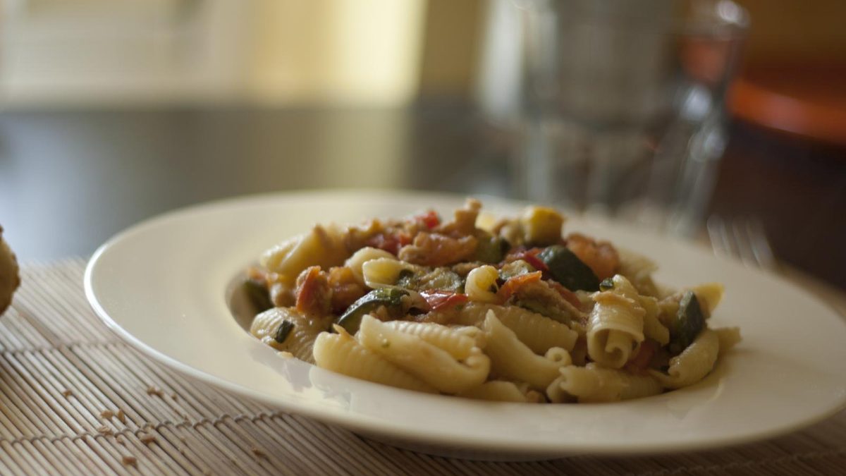 Volkoren penne met tonijn en roerbakgroente