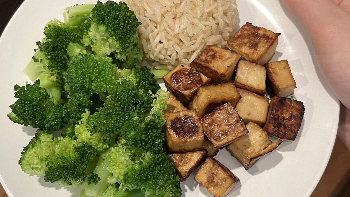 Rijst met broccoli, tofu en ananassalsa