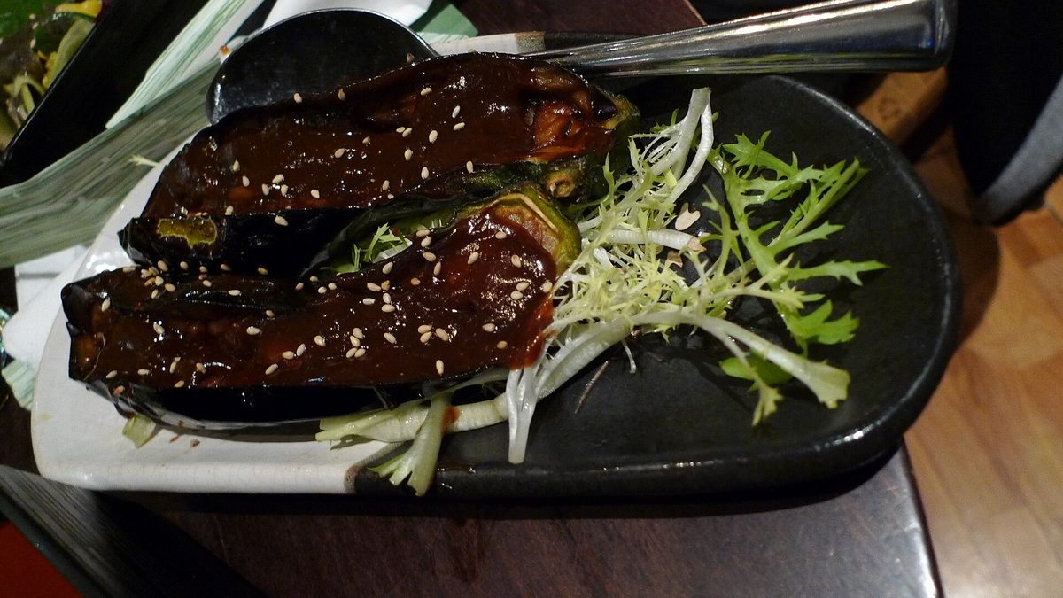 Rijstbowl met soja-aubergine en wortelsalade