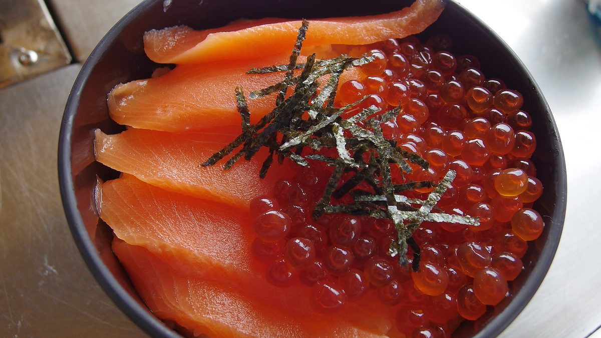 Rijstbowl met in gember gemarineerde zalm
