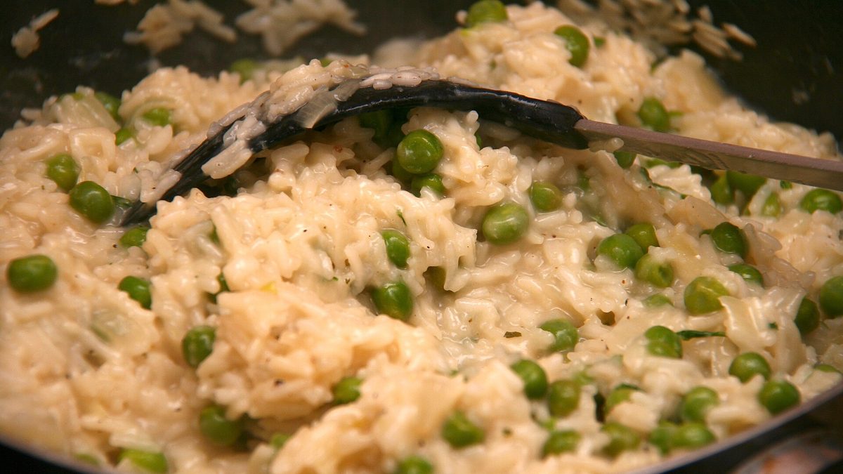 Risotto verde met doperwten en spinaziesalade