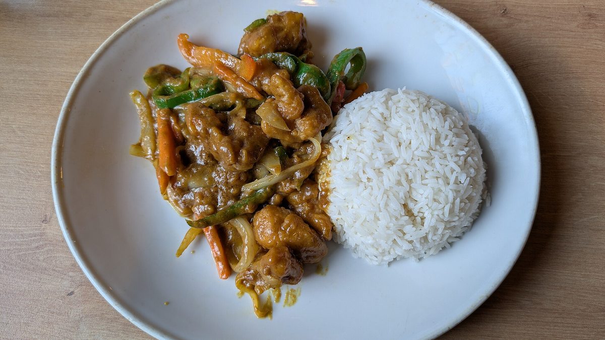 Roerbakgroente met kip, woksaus en rijst