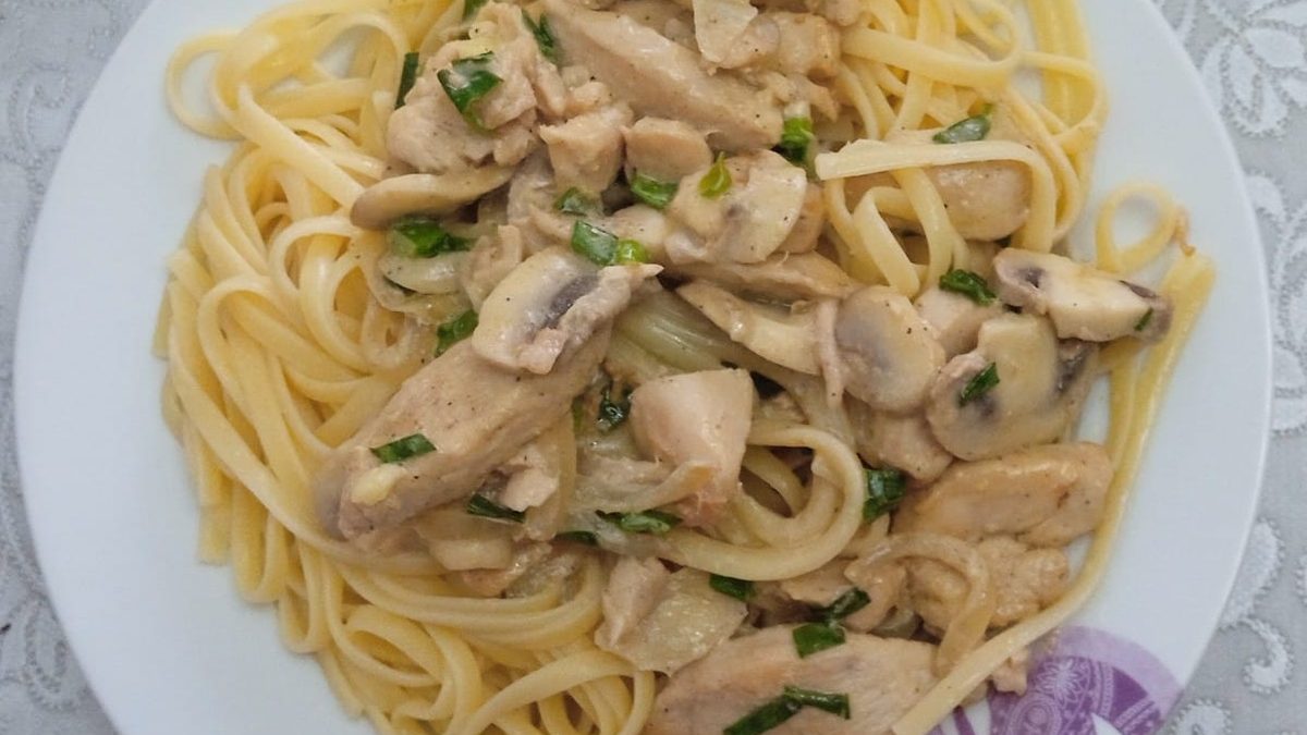 Romige macaroni met kip en champignons