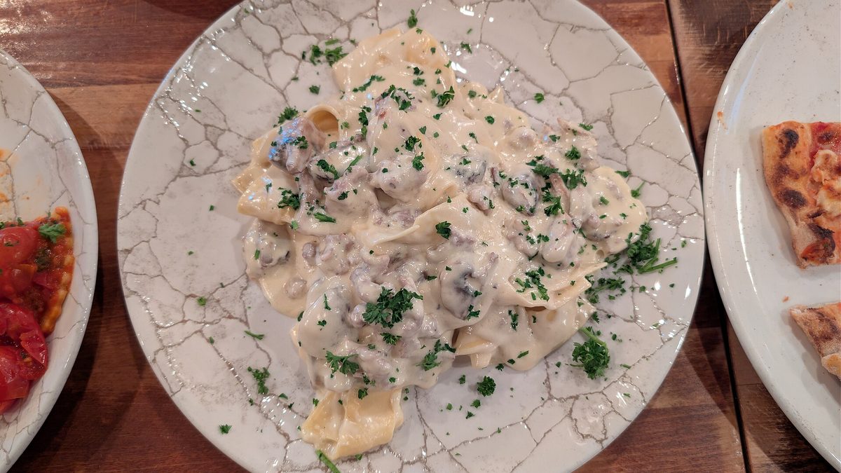 Romige pasta met gebakken worst en venkel