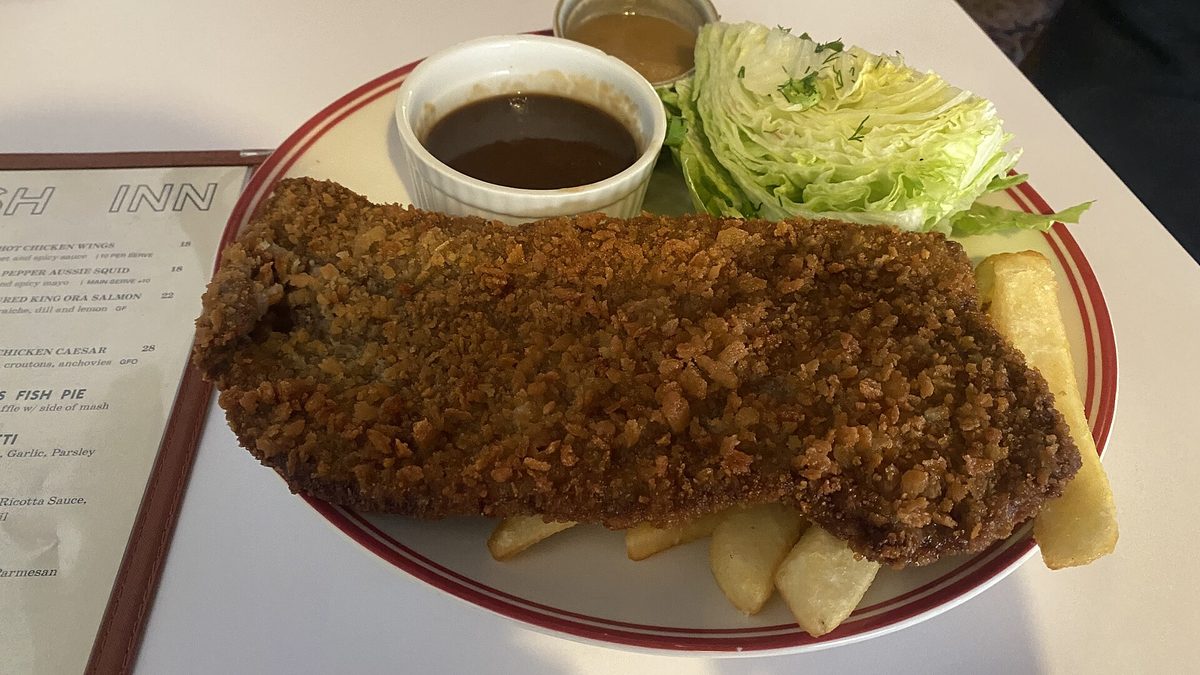 Schnitzel met friet en witlofsalade