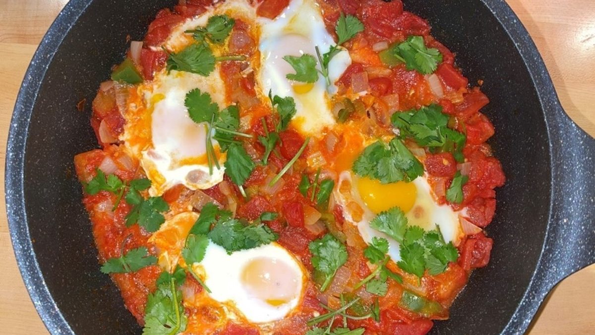 Shakshuka met paprika, geitenkaas en pita