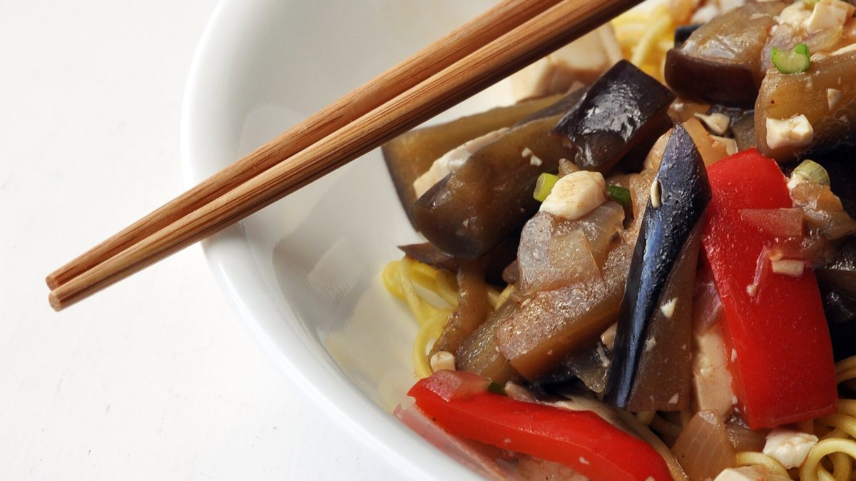 Snelle vegan noedels met wokgroente