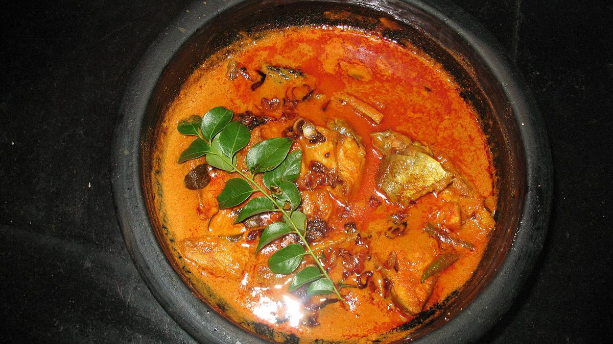 Snelle viscurry met zalm, witvis en garnalen