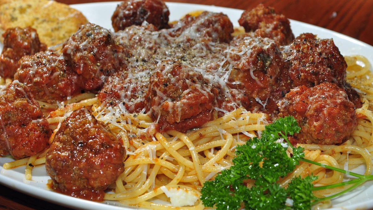 Spaghetti met gehaktballetjes in tomatensaus