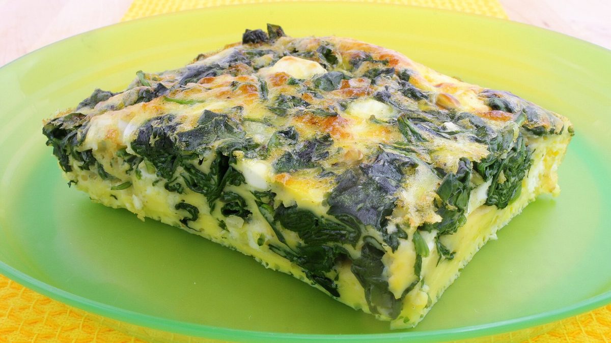 Spinazieschotel met ei en aardappelschijfjes