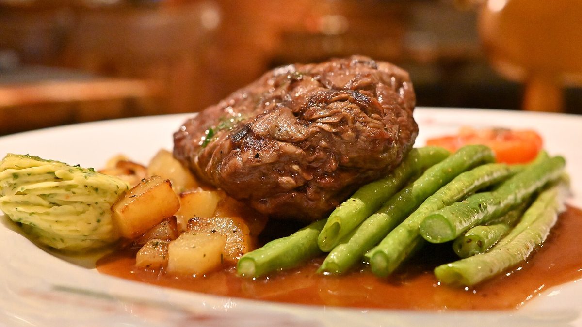 Steak de boeuf met gebakken aardappel en sperziebonen