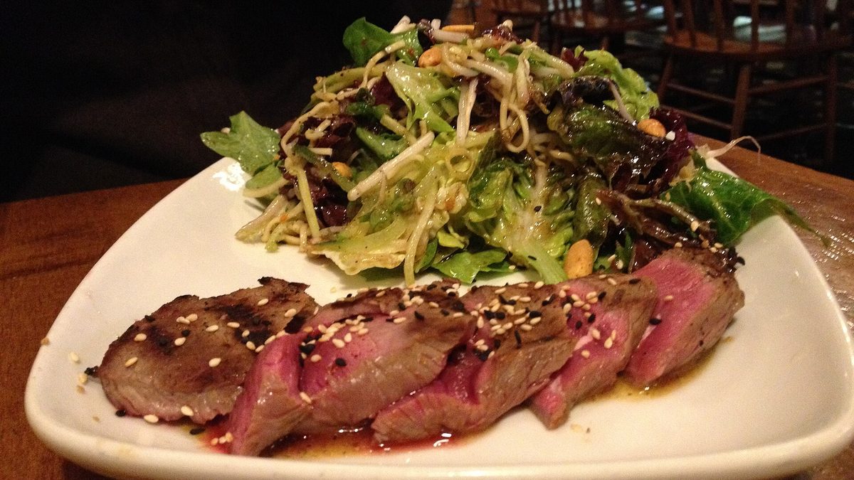 Thaise beef salad met mango en komkommer