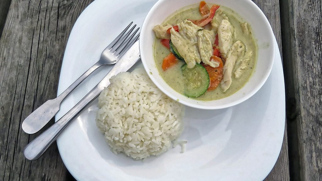 Thaise groene curry met kip en sperziebonen