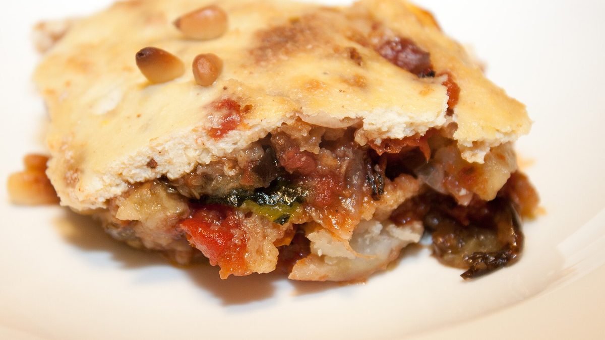 Vegan moussaka met linzen en aubergine