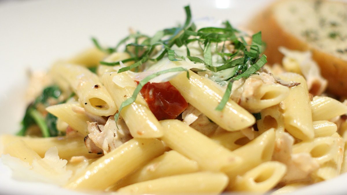 Volkorenpasta met spinazie en tonijn