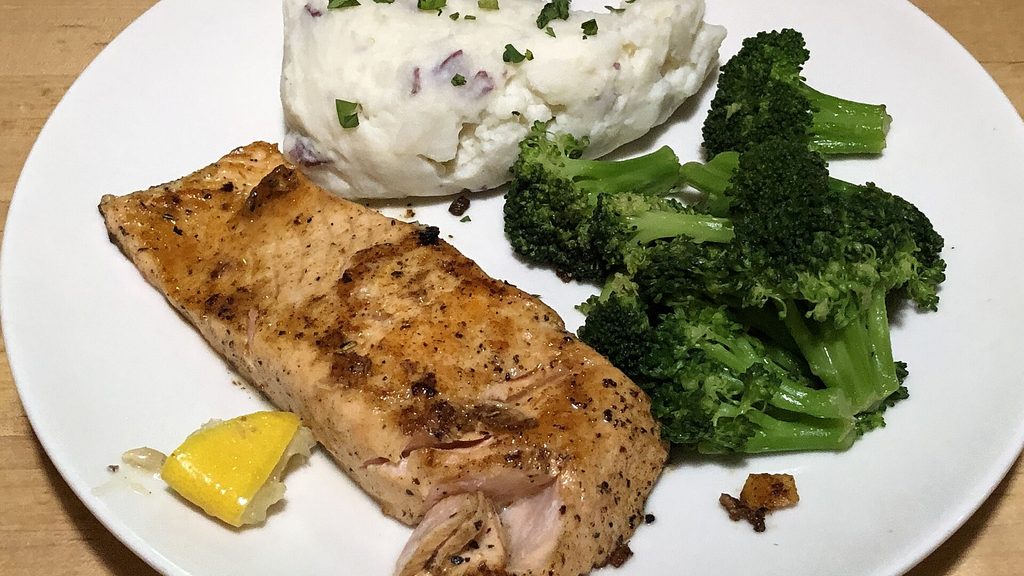 Ovenschotel met zalm, broccoli en krieltjes