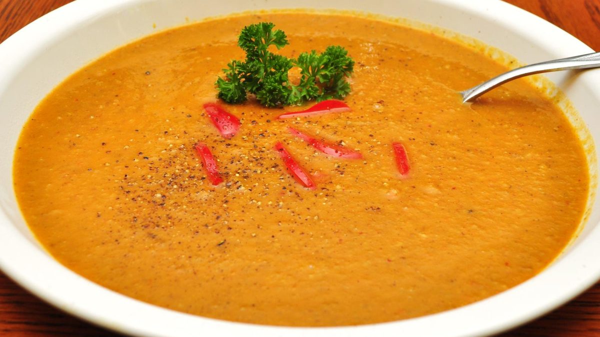 Zoete aardappel-wortelsoep met kokos