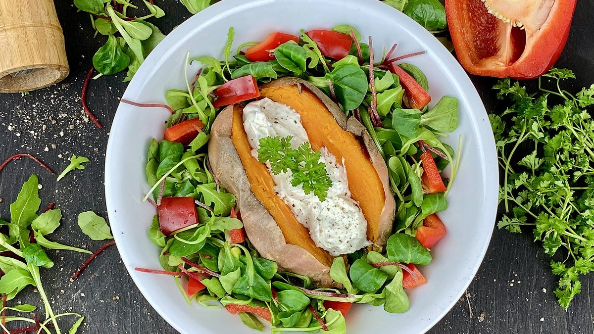 Zoete-aardappelsalade met pompoen-hummusdressing (vegan, glutenvrij)