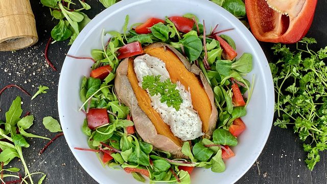 Zoete-aardappelsalade met pompoen-hummusdressing (vegan, glutenvrij)